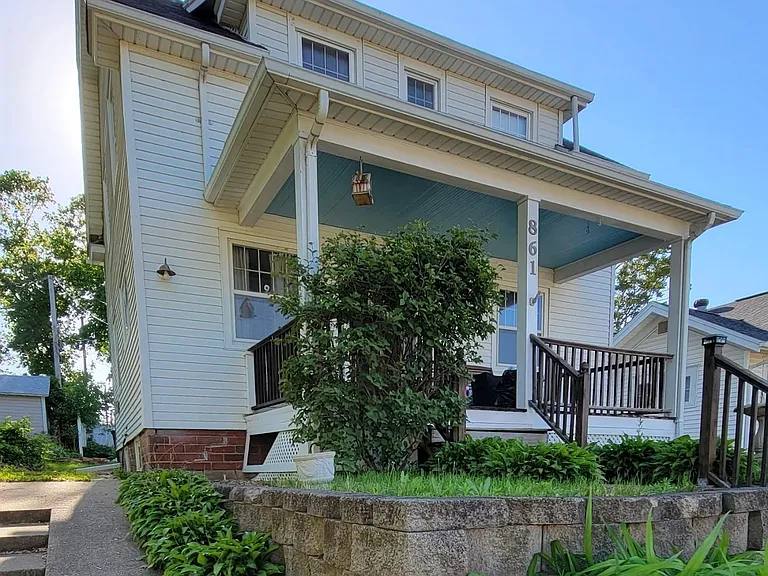 861 20th St SE — Photo 1