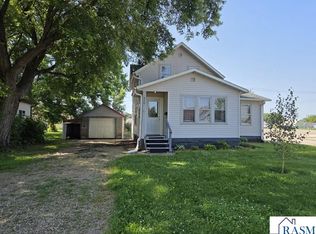 920 E 6th St, Blue Earth, MN 56013