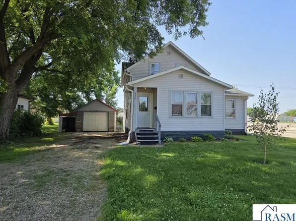 920 E 6th St, Blue Earth, MN 56013
