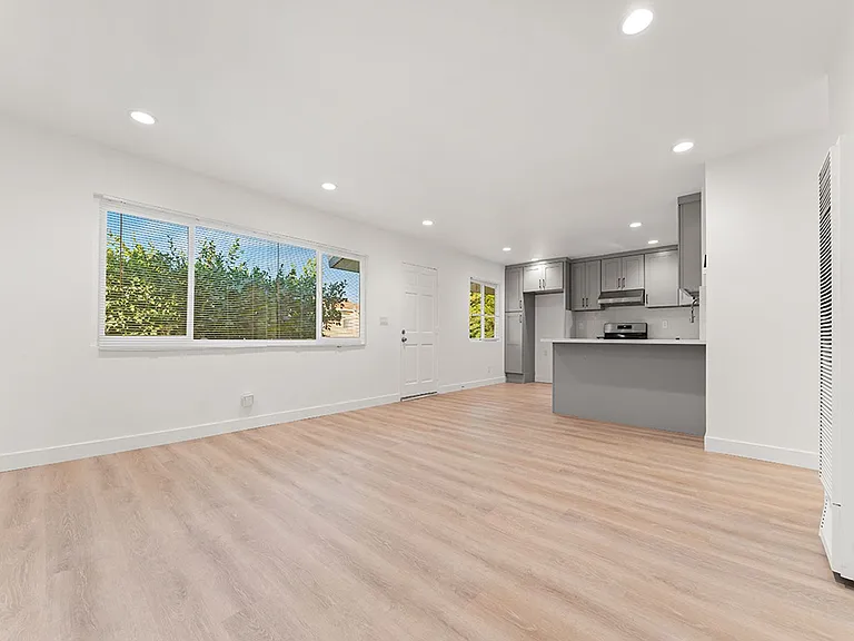 308 S Laurel St — Photo 2