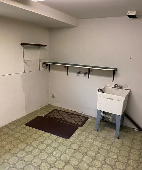Laundry hook-ups in the basement