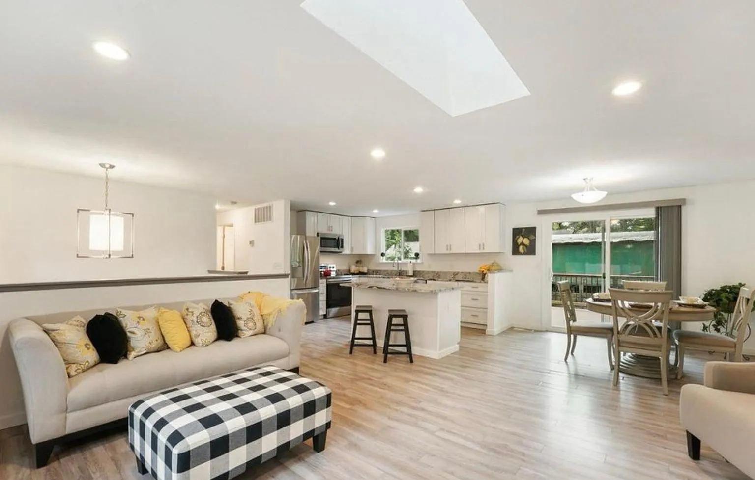 3 bed, 2.5 bath, 1640 sqft, $3,950 — Photo 1