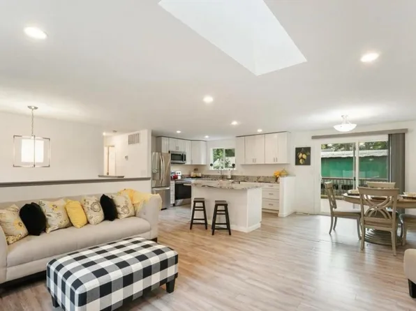 22005 NE 1st St, Sammamish, WA 98074