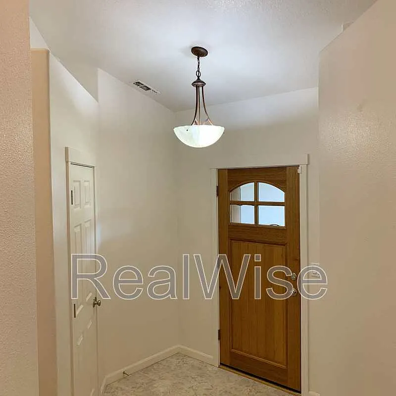 3 bed, 2.0 bath, 1559 sqft, $2,195 — Photo 3