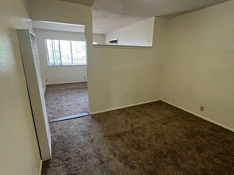 Hilltop House Apartments — Photo 9