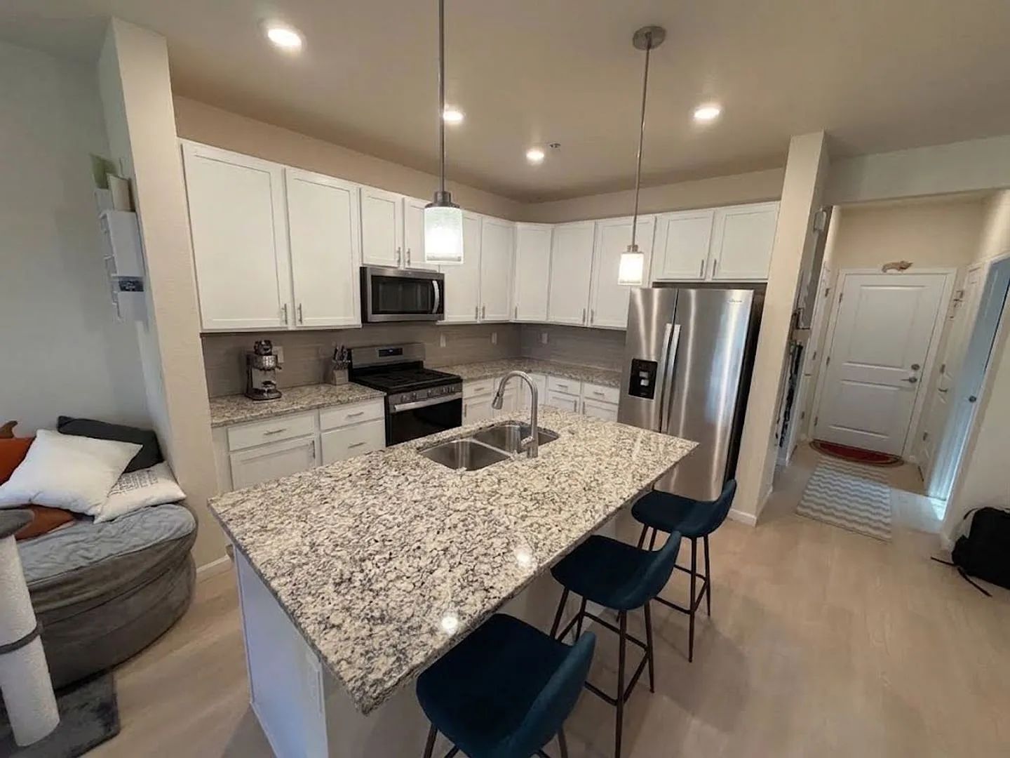 Beautiful 3 bed, 3 bath Townhome with 2 car garage! — Photo 4