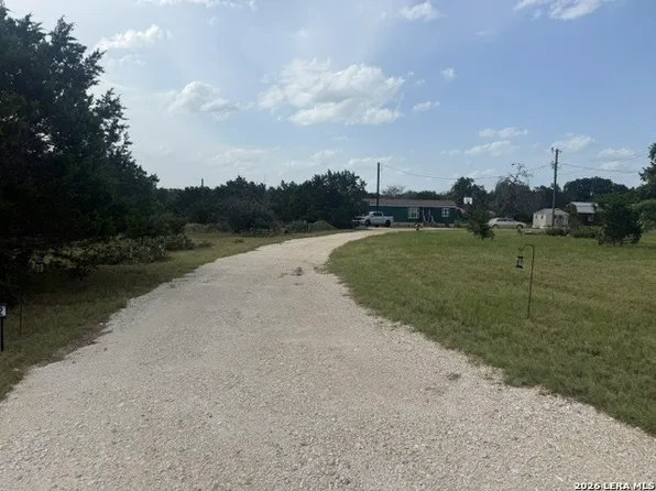 572 RIVER BLUFF CIR, Pipe Creek, TX 78063