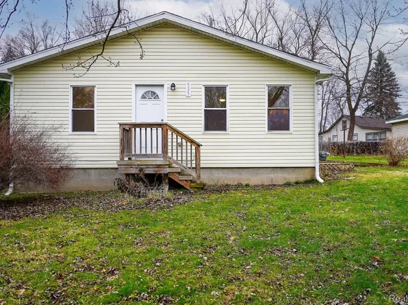 935 McClellan St, Lake Orion, MI 48362