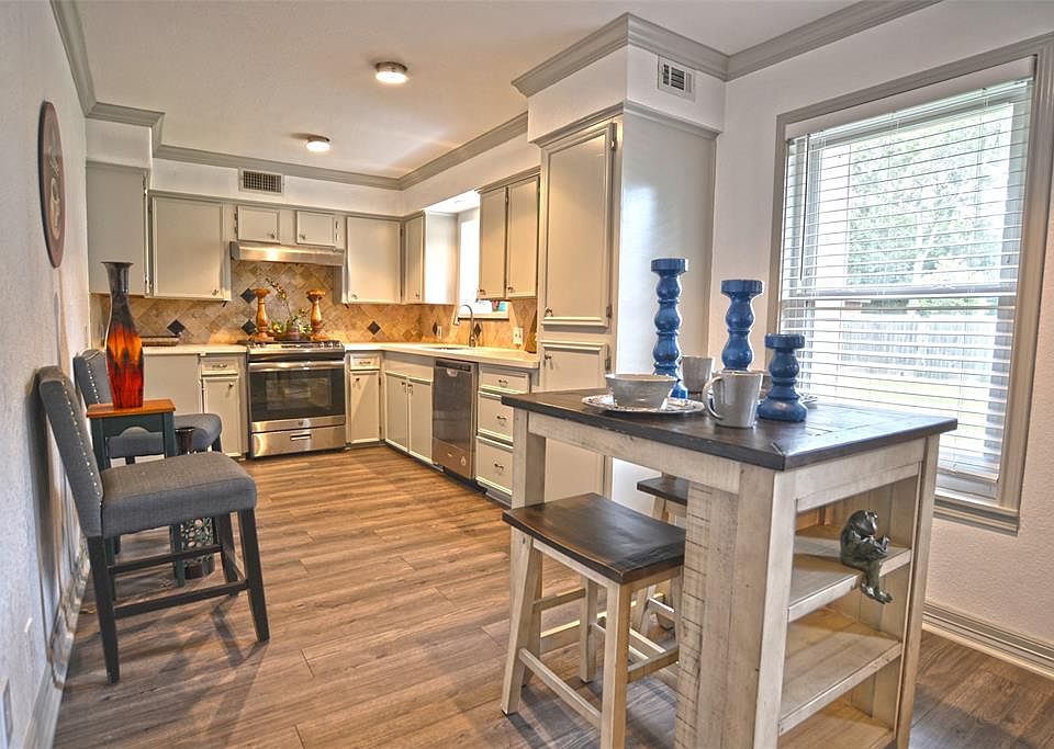 1st image of 2405 Jacquelyn Dr