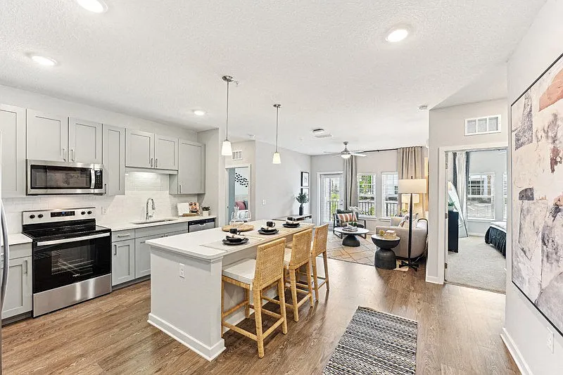 District West — Photo 3
