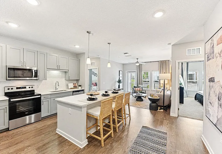 District West — Photo 3