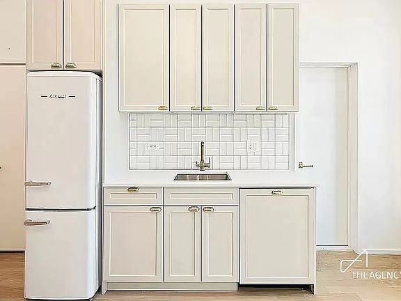2nd image of 196 Elizabeth St #3B
