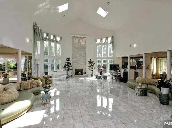 20 Burning Hollow Rd, Saddle River, NJ 07458