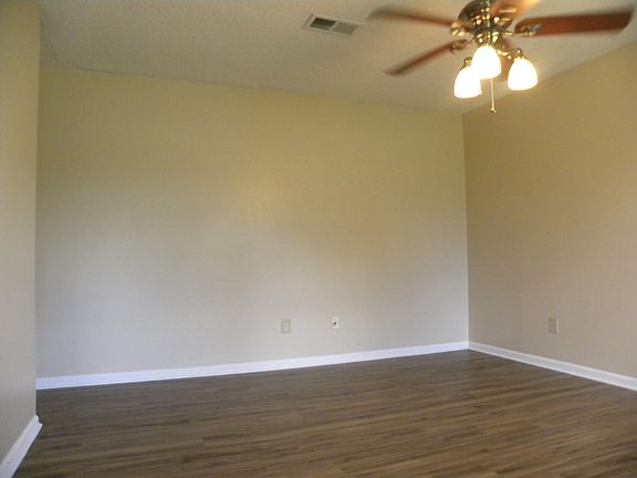 3rd image of 529 Merigold Dr