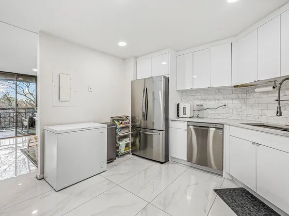 427 Harmon Cove Tower image 4 of 24