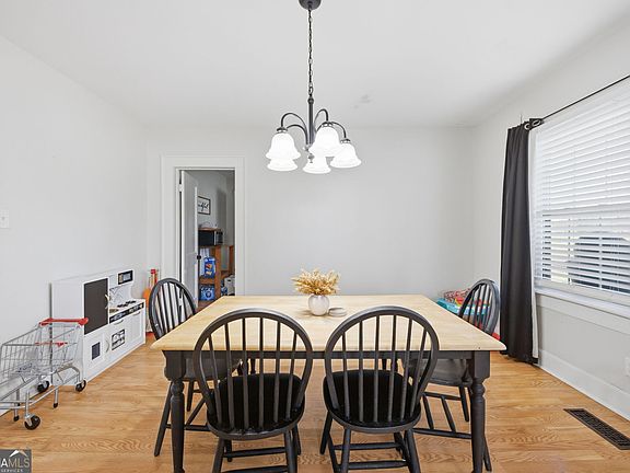 5th image of 176 Childs St