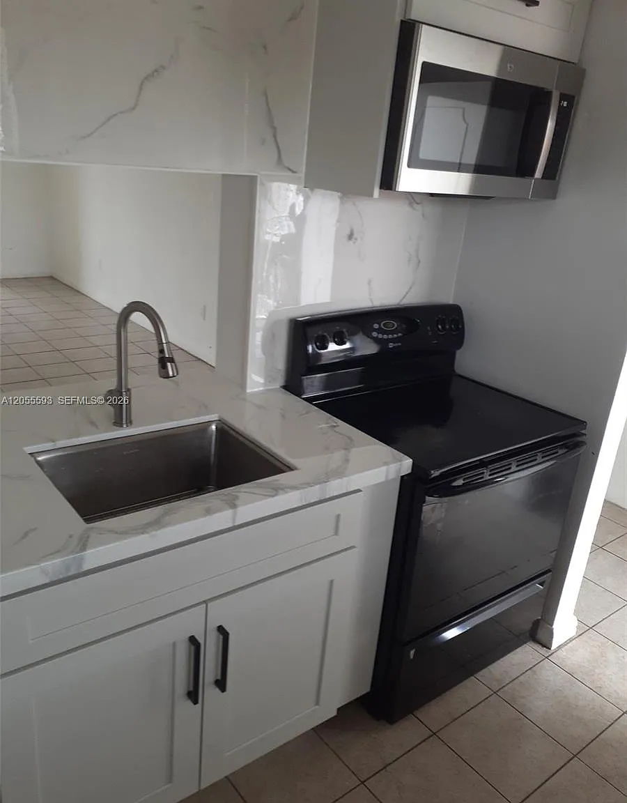 Brookfield Square Condo — Photo 3