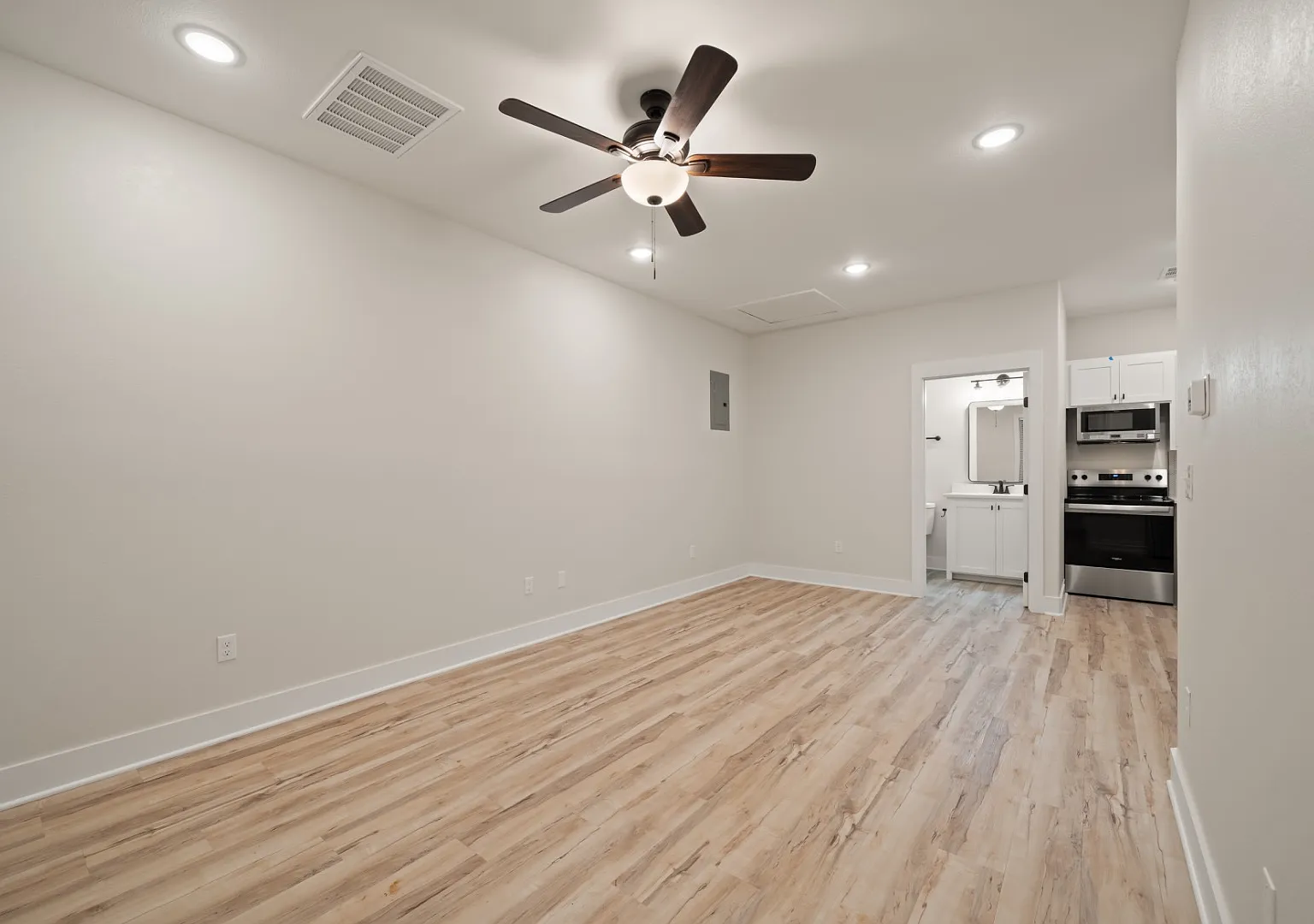 216 W McCurtain Rd - Studio — Photo 3