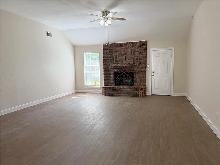 949 Reeves St — Photo 3