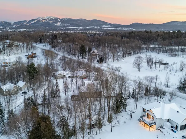 303 Rue Bergeron E, Granby, QC J2H 0L7