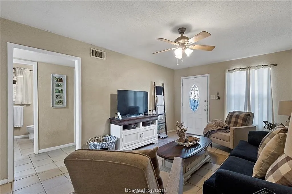 2 bed, 841 sqft, $1,135 — Photo 4