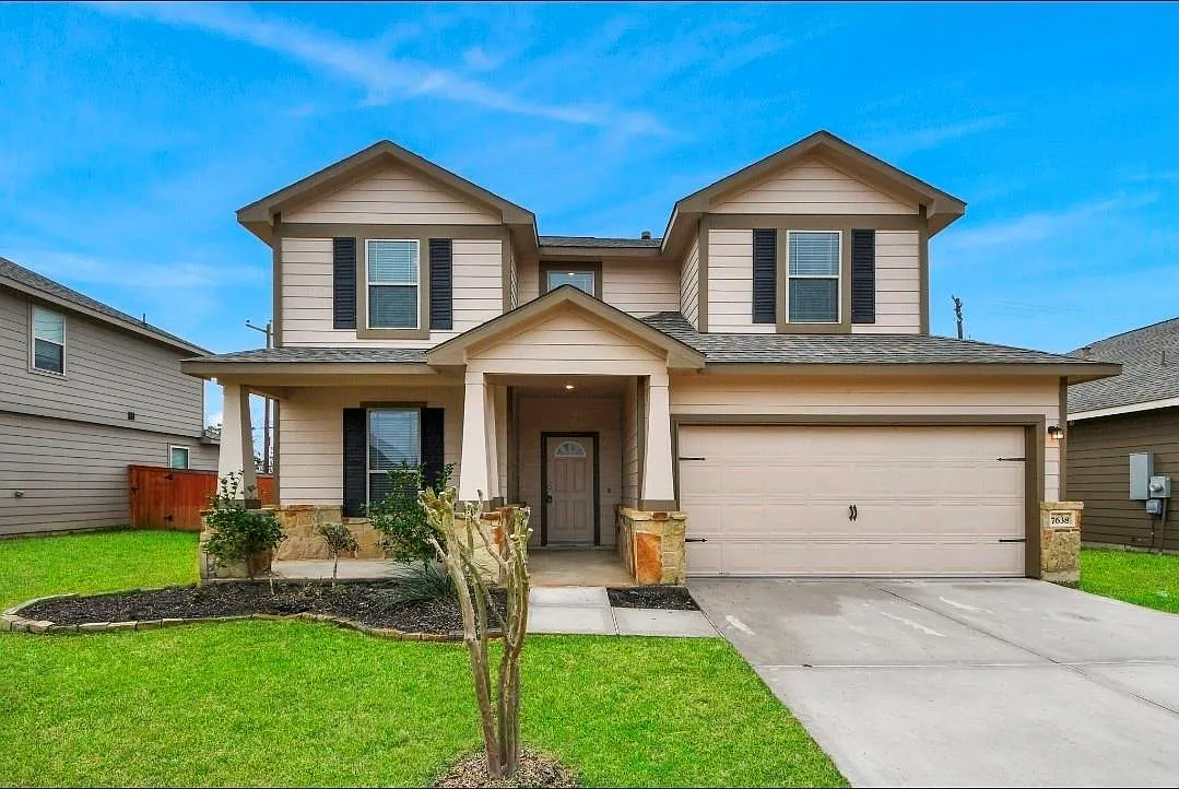 4 bed, 3.0 bath, 2031 sqft, $2,400 — Photo 1
