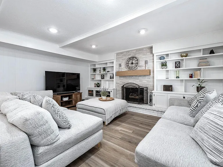 26715 Maplewood Dr — Photo 10