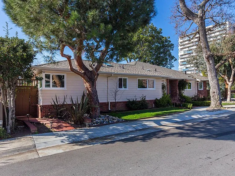 506 E Capistrano Way — Photo 2