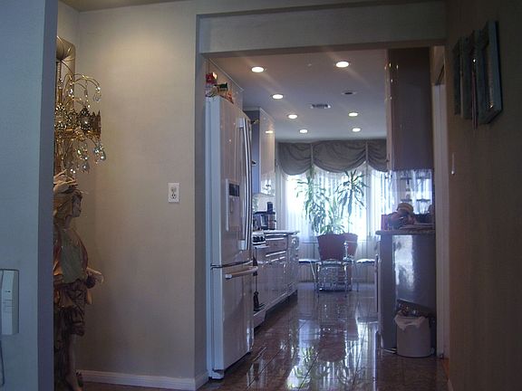 4th image of 1046 E Santa Anita Ave