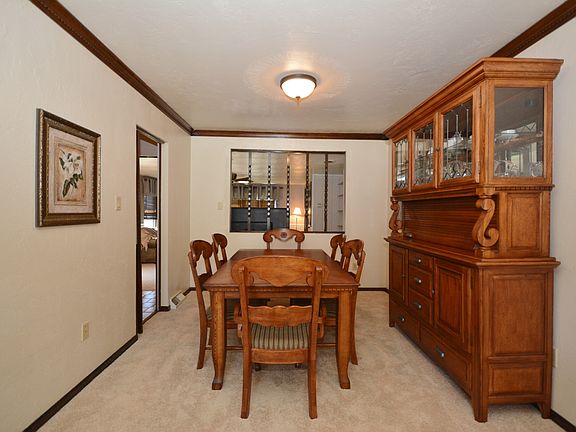 Dining room w/view to FR