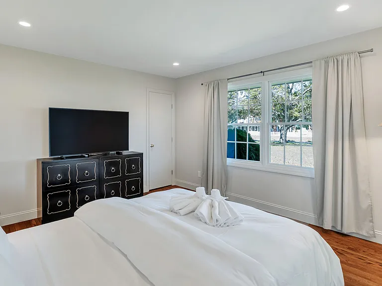 6045 Sound Ave — Photo 17
