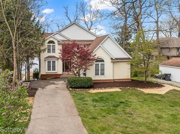 5027 Grover Dr, Brighton, MI 48116