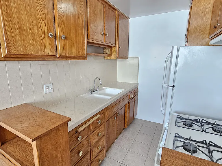 910 N Orange Grove Ave — Photo 8