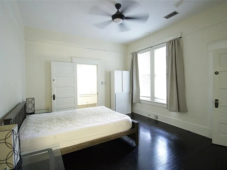834 E University Ave — Photo 14