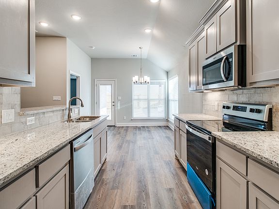 4th image of 2806 Clover Dr