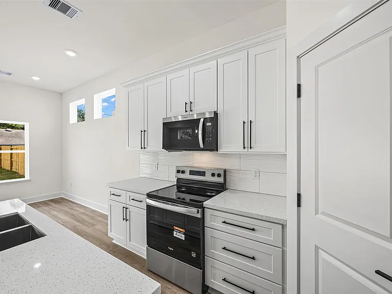 443 Hahlo St — Photo 14