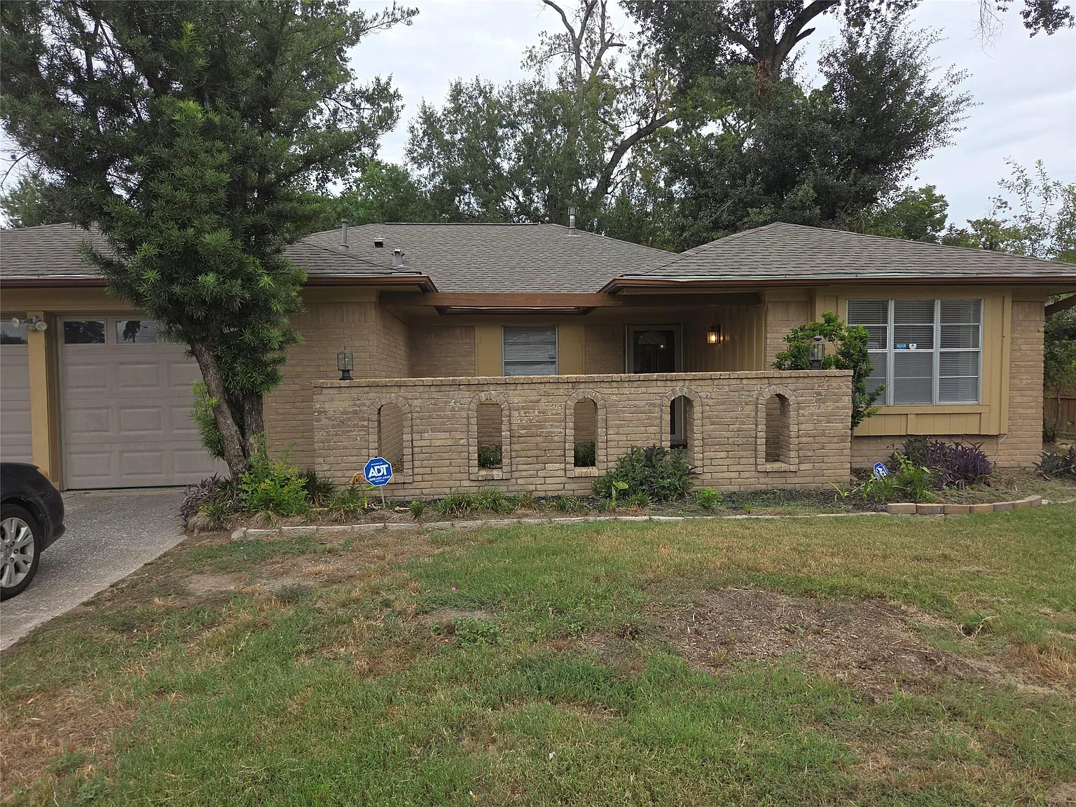 4 bed, 2.0 bath, 1745 sqft, $1,950 — Photo 2