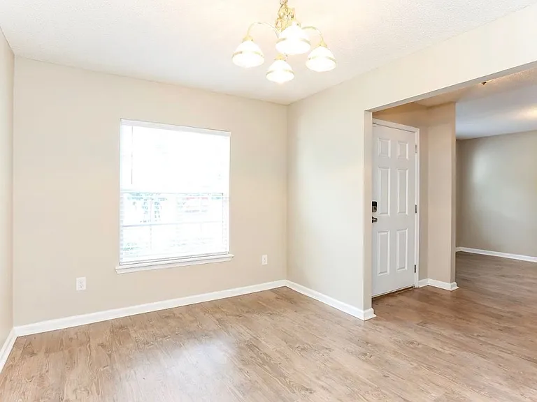 1146 Carthage Dr — Photo 2