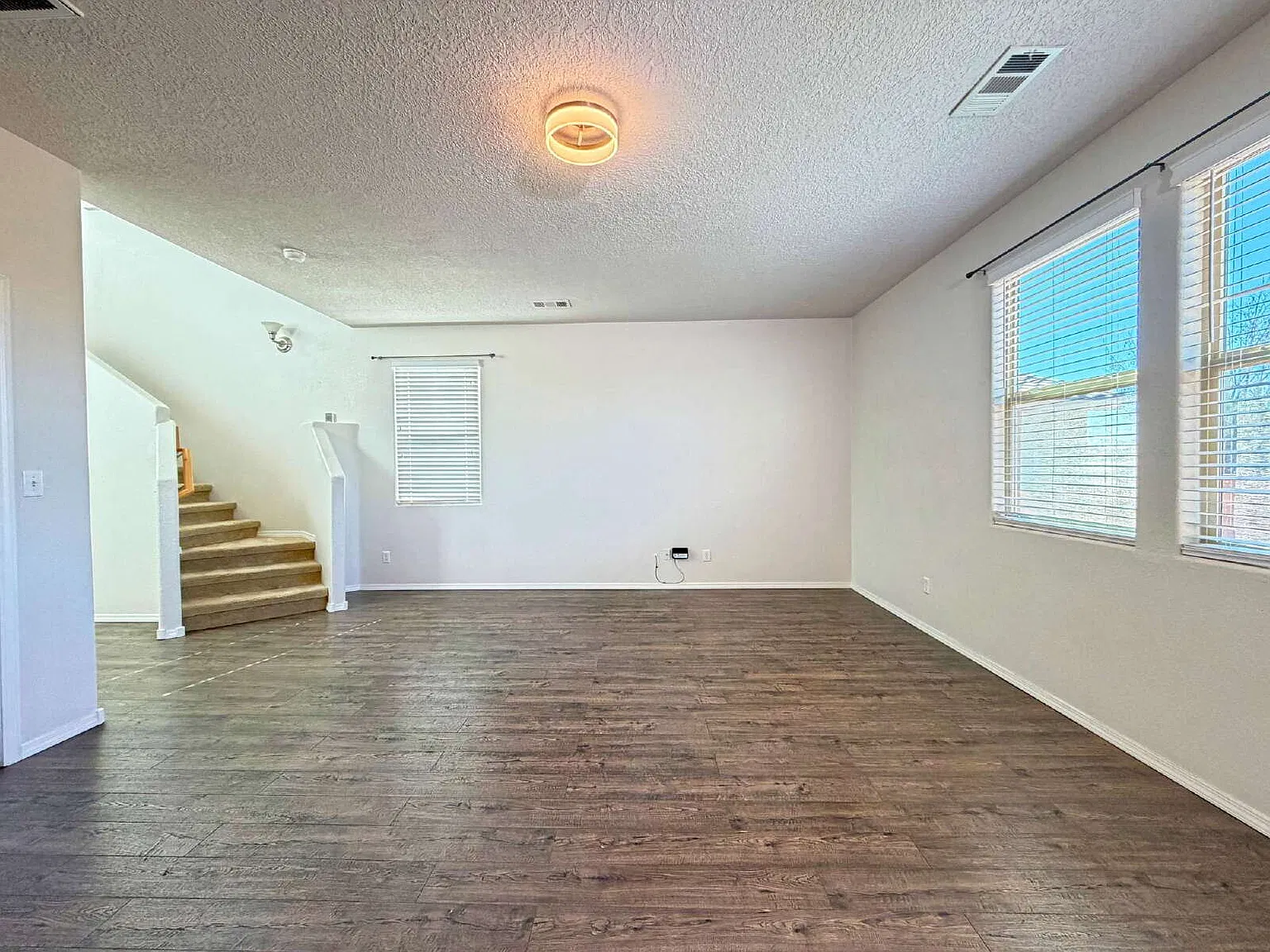4 bed, 2.5 bath, 1926 sqft, $2,325 — Photo 2