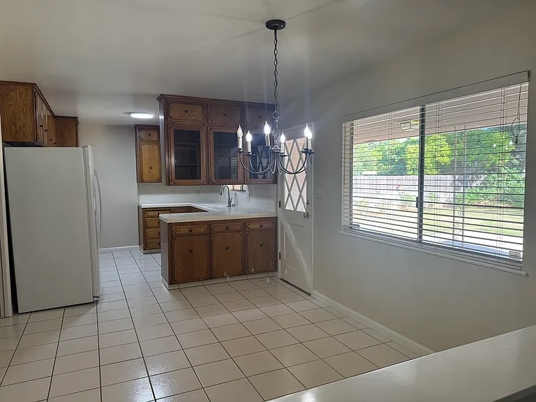 1429 W Tenaya Way — Photo 4