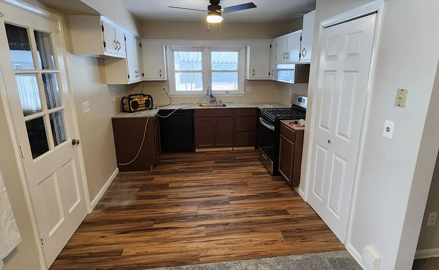 3 bed, 1.5 bath, 1944 sqft, $2,400 — Photo 4