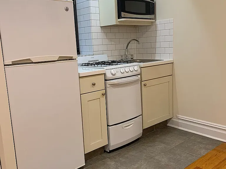 328 E 95th St #13 — Photo 3