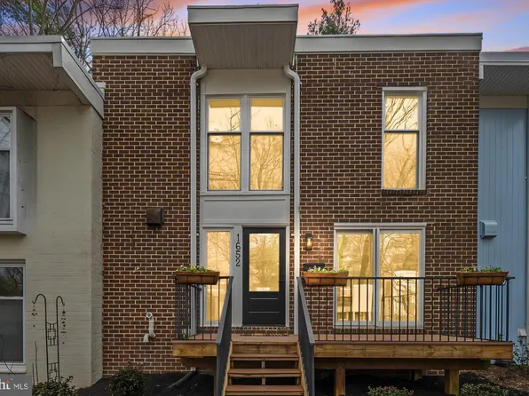1652 Wainwright Dr, Reston, VA 20190