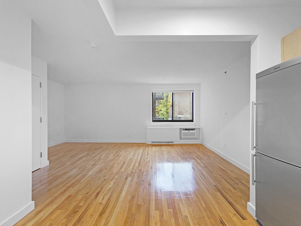1st image of 101 W 15th St APT 315