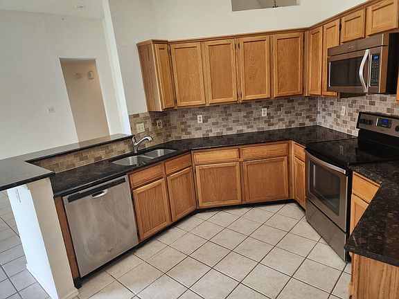 5th image of 705 S Alder Dr