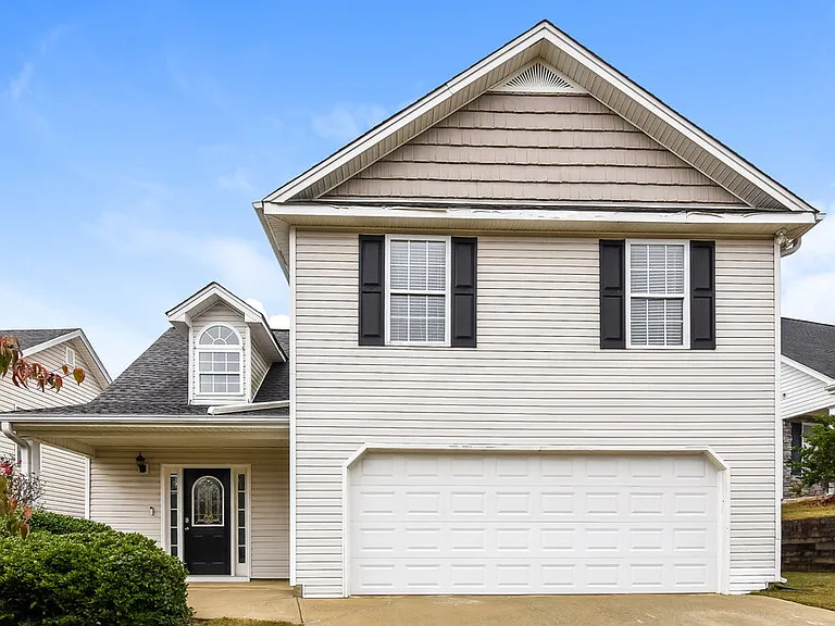 204 Providence Dr — Photo 1