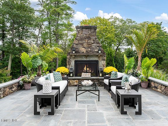 4th image of 174 Round Hill Rd