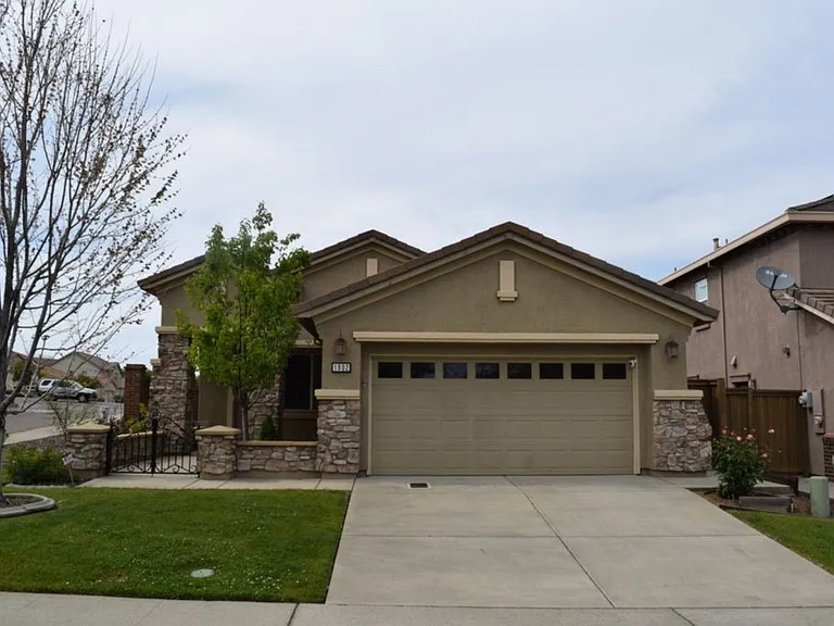 1902 Horseshoe Glen Cir — Photo 1