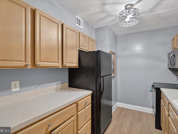 4th image of 3301 Hewitt Ave APT 403