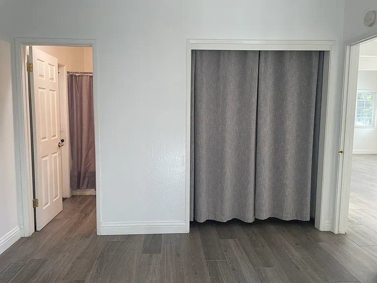 Burton Dr — Photo 14